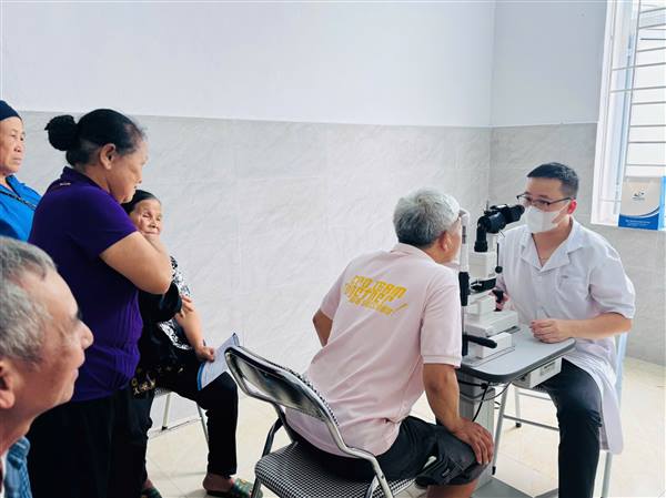 Xã Nguyên Giáp phối hợp tổ chức chương trình khám mắt nhân đạo, tư vấn và cấp thuốc miễn phí cho nhân dân