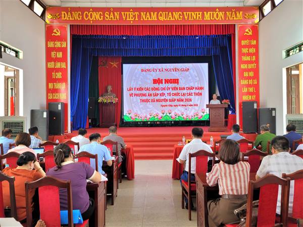 Ban chấp hành Đảng bộ xã lấy ý kiến sắp xếp tổ chức lại thôn trên địa bàn xã.