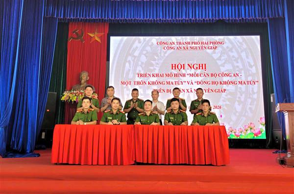 Công an xã Nguyên Giáp ra mắt mô hình “Mỗi cán bộ Công an - Một thôn không ma túy” và “Dòng họ không ma túy”.
