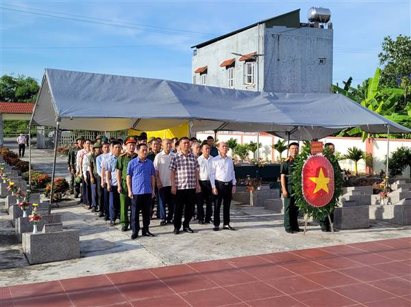 Xã Nguyên Giáp lấy mẫu ADN xác định danh tính hài cốt liệt sĩ chưa xác định được thông tin tại các nghĩa trang liệt sĩ trên địa bàn xã.