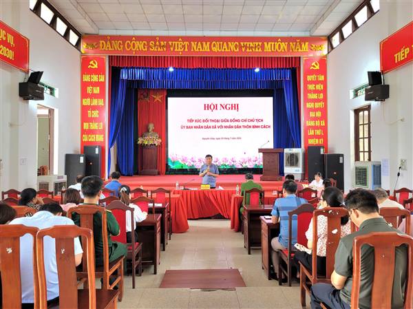 Chủ tịch UBND xã Nguyên Giáp – Lê Xuân Trường đối thoại với Nhân dân thôn Bình Cách.