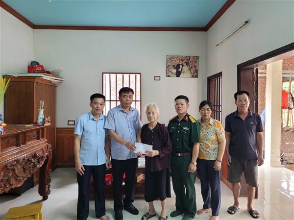 Lãnh đạo xã Nguyên Giáp thăm, tặng quà gia đình người có công với cách mạng nhân 79 năm Ngày Thương binh - Liệt sĩ (27/7/1947 - 27/7/2026). 