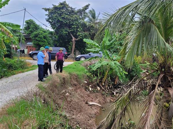 Lãnh đạo UBND xã Nguyên Giáp kiểm tra các công trình trọng điểm, chủ động ứng phó với bão số 1