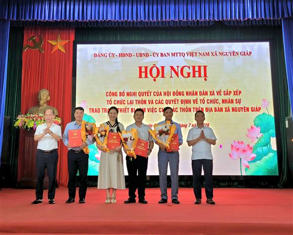 Xã Nguyên Giáp công bố Nghị quyết sắp xếp, tổ chức lại thôn và kiện toàn tổ chức chi bộ Đảng.