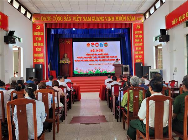 MTTQ xã Nguyên Giáp công bố các Quyết định về sắp xếp Ban công tác mặt trận, các chi đoàn, chi hội sau sáp nhập.