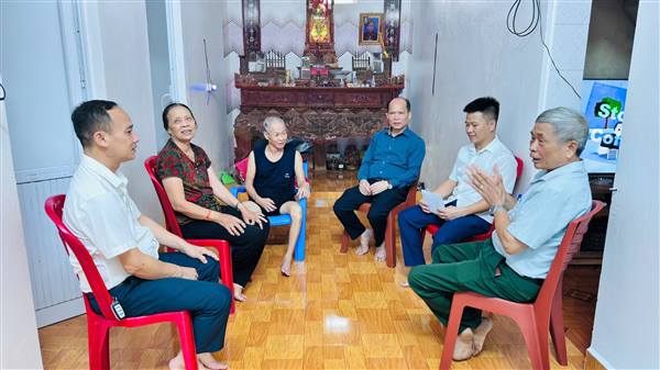 Đồng chí Bí thư Đảng ủy xã Nguyên Giáp thăm,thăm, tặng quà gia đình chính sách nhân kỷ niệm 79 năm Ngày Thương binh - Liệt sĩ.
