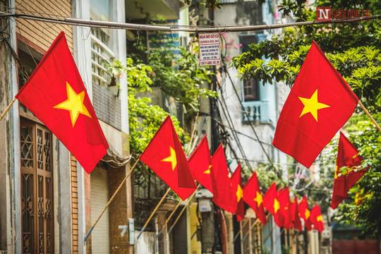 Thông báo về treo Cờ Tổ quốc, chỉnh trang cảnh quan chào mừng kỷ niệm 81 năm cách mạng tháng 8 và Quốc khánh 02/9. 