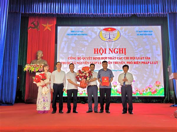 Nguyên Giáp công bố Quyết định hợp nhất Chi hội Luật gia và tuyên truyền phổ biến pháp luật.