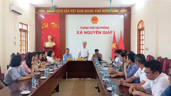 Thường trực Đảng ủy xã Nguyên Giáp làm việc với lãnh đạo 9 trường học. 