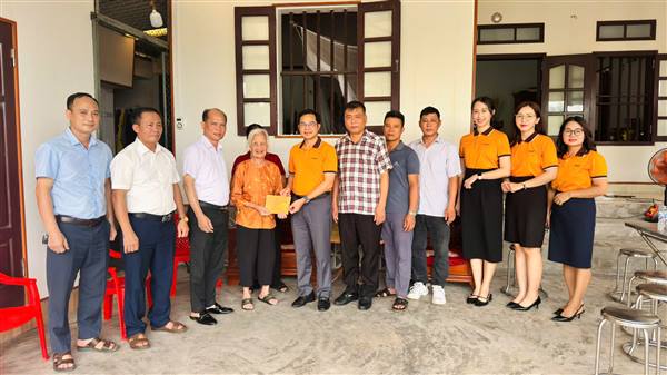 Trao tặng sổ tiết kiệm 800 triệu đồng cho Mẹ Việt Nam Anh hùng Nguyễn Thị Chính tại thôn Hà Hải