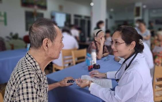 UBND xã thông báo về việc rà soát, xác minh và hướng dẫn người từ đủ 60 đến 74 tuổi thực hiện thủ tục cấp thẻ bảo hiểm y tế.