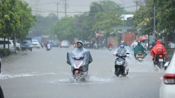 Chủ động ứng phó với mưa lớn, lũ, ngập lụt, giông, lốc, sét trên địa bàn xã.