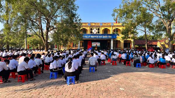 Tuyên truyền pháp luật và kỹ năng tham gia giao thông an toàn cho học sinh Trường THCS Nguyên Giáp