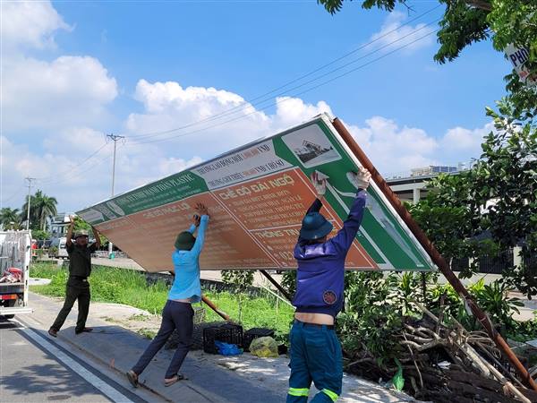 Nguyên Giáp ra quân giải tỏa hành lang an toàn giao thông đường 391, đoạn qua khu vực Khu công nghiệp Nguyên Giáp.