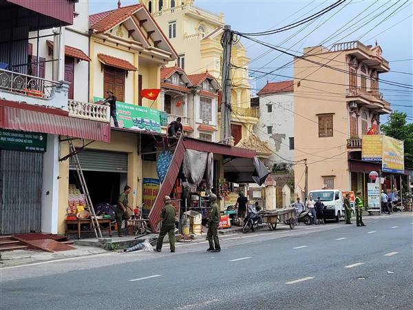 Nguyên Giáp ra quân giải tỏa hành lang an toàn giao thông tuyến đường 391 thực hiện chỉ thị 17 của UBND Thành phố. 