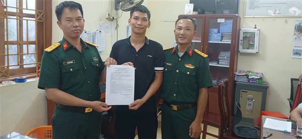 Thanh niên Đồng Văn Thành tình nguyện viết đơn lên đường nhập ngũ