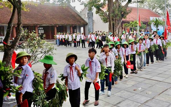 HỘI CỰU CHIẾN BINH, ĐOÀN THANH NIÊN CSHCM XÃ TỔ CHỨC CHO HỌC SINH HÀNH TRÌNH VỀ ĐỊA CHỈ ĐỎ LAN TỎA GIÁ TRỊ TRUYỀN THỐNG TẠI NHÀ TƯỞNG NIỆM PHÓ CHỦ TỊCH NƯỚC NGUYỄN LƯƠNG BẰNG