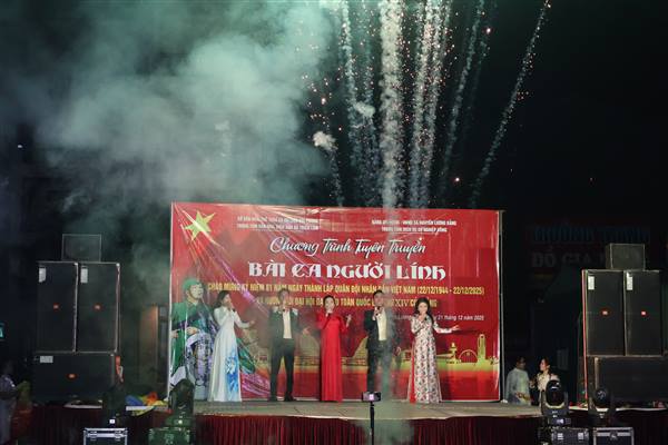 hòng Văn hoá xã hội, Trung tâm Dịch vụ sự nghiệp công xã Nguyễn Lương Bằng tổ chức chương trình giao lưu văn nghệ tuyên truyền chủ đề “Bài ca người lính" tại Quảng trường khu đô thị mới Đoàn Tùng