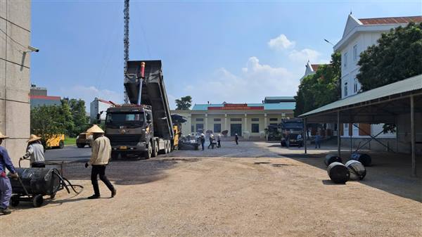 DẢI ÁP PHAN TOÀN BỘ SÂN TRỤ SỞ ĐẢNG ỦY XÃ NGUYỄN LƯƠNG BẰNG - CÔNG TRÌNH CHÀO MỪNG ĐẠI HỘI ĐẠI BIỂU ĐẢNG BỘ XÃ LẦN THỨ I, NHIỆM KỲ 2025 – 2030