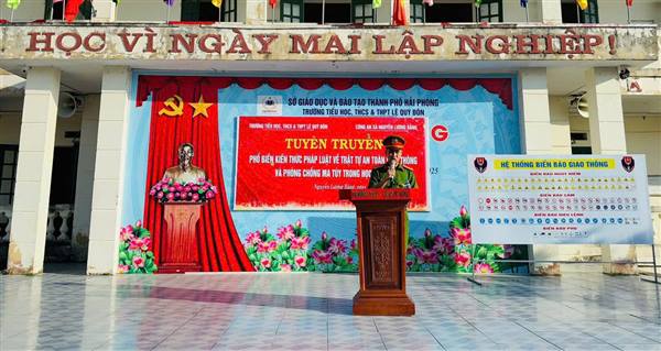CÔNG AN XÃ NGUYỄN LƯƠNG BẰNG TUYÊN TRUYỀN KIẾN THỨC PHÁP LUẬT VỀ TRẬT TỰ AN TOÀN GIAO THÔNG VÀ PHÒNG CHỐNG MA TUÝ TRONG HỌC ĐƯỜNG