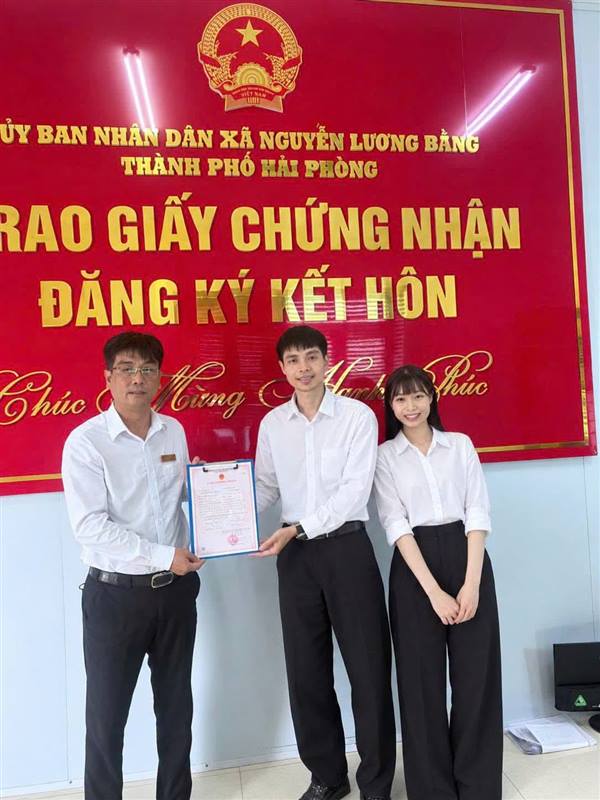 LÃNH ĐẠO UBND XÃ NGUYỄN LƯƠNG BẰNG TRAO GIẤY CHỨNG NHẬN KẾT HÔN, THƯ CHÚC MỪNG HẠNH PHÚC ĐÔI BẠN TRẺ THEO MÔ HÌNH “CHÍNH QUYỀN THÂN THIỆN”