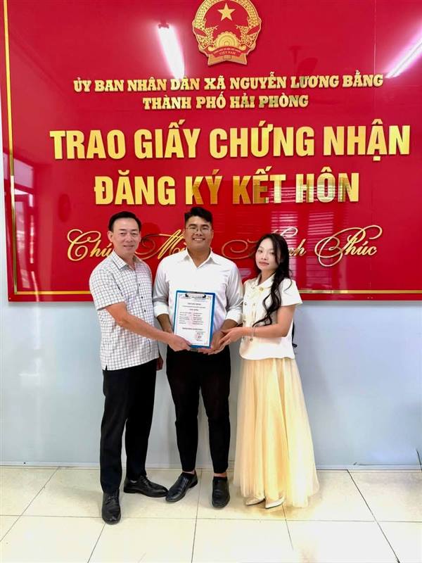 XÃ NGUYỄN LƯƠNG BẰNG TRAO GIẤY CHỨNG NHẬN KẾT HÔN, GỬI THƯ CHÚC MỪNG HẠNH PHÚC – LAN TỎA GIÁ TRỊ NHÂN VĂN TỪ MÔ HÌNH “CHÍNH QUYỀN THÂN THIỆN”