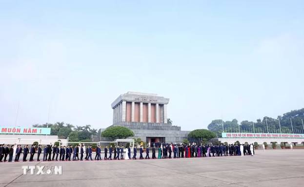 Dòng người vào Lăng viếng Chủ tịch Hồ Chí Minh. (Ảnh: Phạm Kiên/TTXVN)