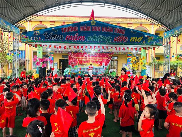 Trường Mầm non Đoàn Tùng tổ chức các hoạt động trải nhiệm cho trẻ nhân dịp chào mừng kỷ niệm 51 năm Ngày Giải phóng miền Nam thống nhất đất nước 30/4 và Quốc tế Lao động 1/5.