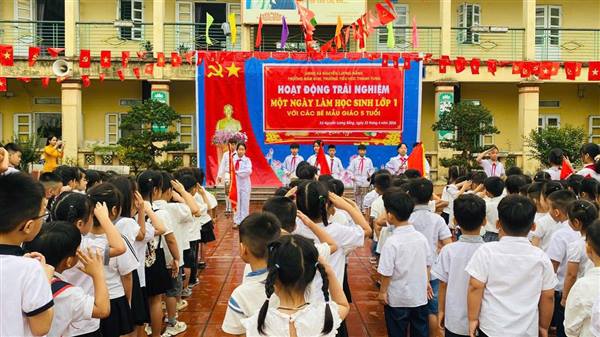 TRƯỜNG MẦM NON VÀ TIỂU HỌC THANH TÙNG TỔ CHỨC HOẠT ĐỘNG TRẢI NGHIỆM: “MỘT NGÀY LÀM HỌC SINH LỚP 1” CHO CÁC BÉ MẪU GIÁO 5 TUỔI