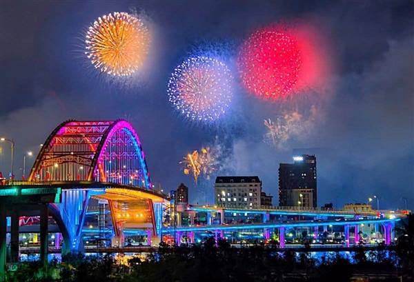 TỪ BIỂU TƯỢNG ĐẾN BẢN SẮC CỦA LỄ HỘI HOA PHƯỢNG ĐỎ