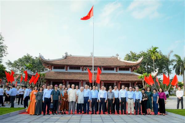 Xã Nguyễn Lương Bằng phối hợp với Ngân hàng nhà nước Việt Nam tổ chức trang trọng lễ dâng hương tưởng niệm đồng chí Nguyễn Lương Bằng.