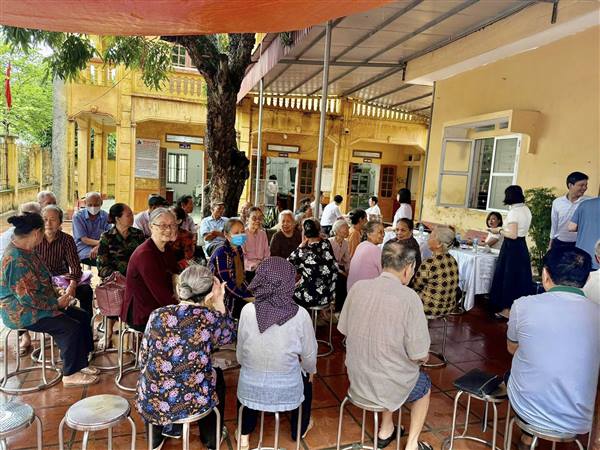 GẦN 120 NGƯỜI CAO TUỔI XÃ NGUYỄN LƯƠNG BẰNG ĐƯỢC KHÁM SỨC KHỎE ĐỊNH KỲ, SÀNG LỌC BỆNH