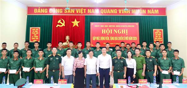 LÃNH ĐẠO XÃ NGUYỄN LƯƠNG BẰNG THĂM, ĐỘNG VIÊN CHIẾN SĨ MỚI NHẬP NGŨ NĂM 2026.