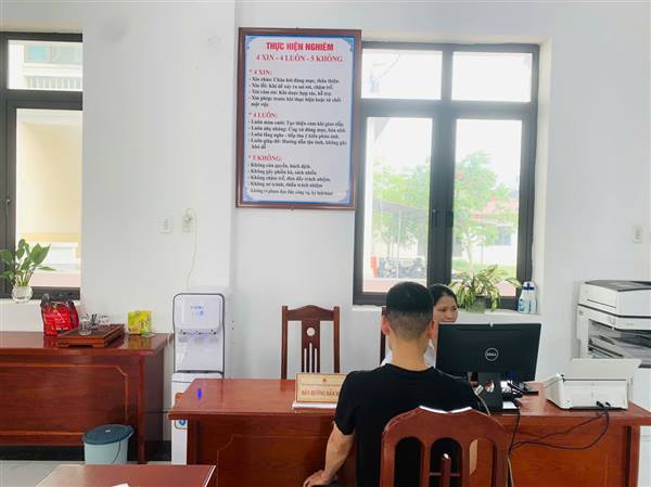 Công chức "4 xin, 4 luôn, 5 không" và mô hình sáng tạo "Ngày thứ 5 nhanh" tại Trung tâm phục vụ hành chính công 