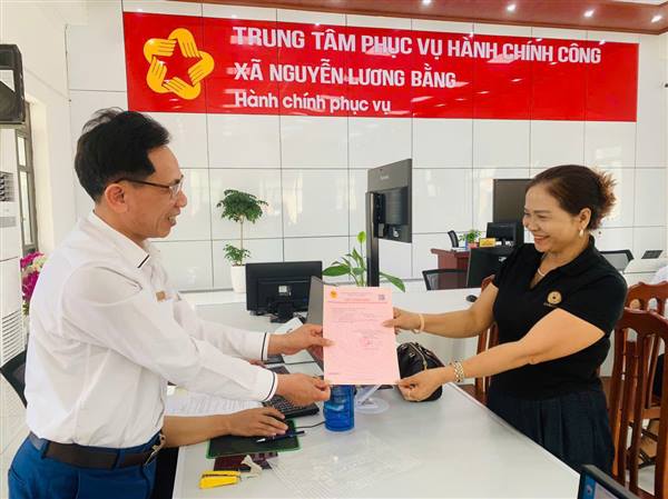 “Giấy chứng nhận quyền sử dụng đất trao tay – Niềm vui hân hoan tại Trung tâm Phục vụ Hành chính công”