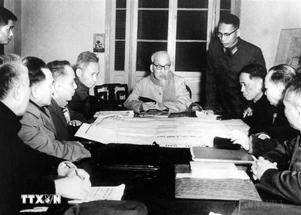 ÁNH SÁNG HỒ CHÍ MINH
SOI ĐƯỜNG CHO CHÚNG TA ĐI