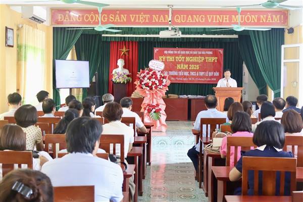 Lãnh đạo xã Nguyễn Lương Bằng thăm, động viên cán bộ, giáo viên làm nhiệm vụ tại Điểm thi tốt nghiệp THPT năm 2026 trên địa bàn xã