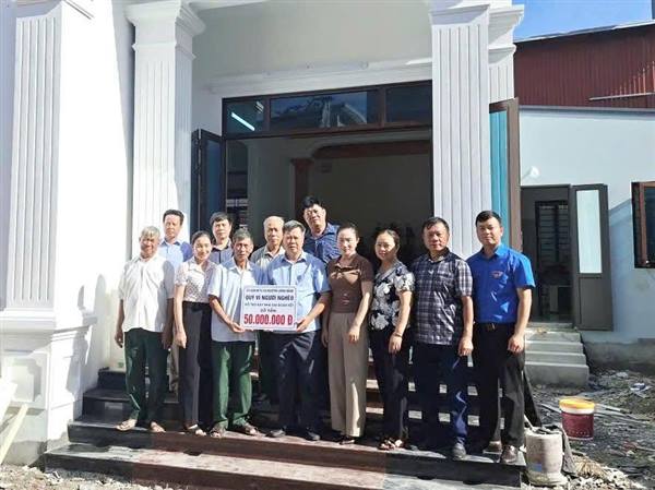MTTQ VIỆT NAM XÃ NGUYỄN LƯƠNG BẰNG HỖ TRỢ 50 TRIỆU ĐỒNG XÂY DỰNG NHÀ ĐẠI ĐOÀN KẾT CHO GIA ĐÌNH ÔNG NGUYỄN VĂN CẢI THUỘC DIỆN HỘ NGHÈO TẠI THÔN ĐỖ HẠ