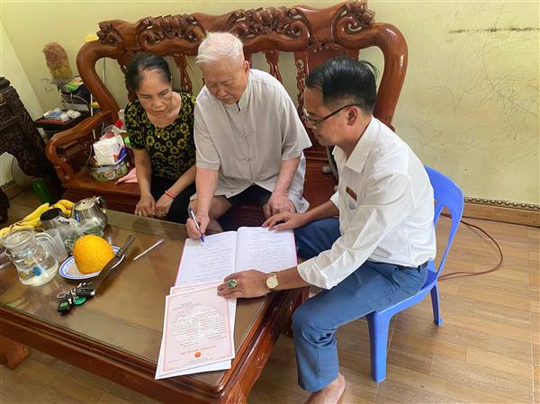 Tăng cường hỗ trợ đối tượng người cao tuổi thực hiện thủ tục hành chinh tại gia đình 