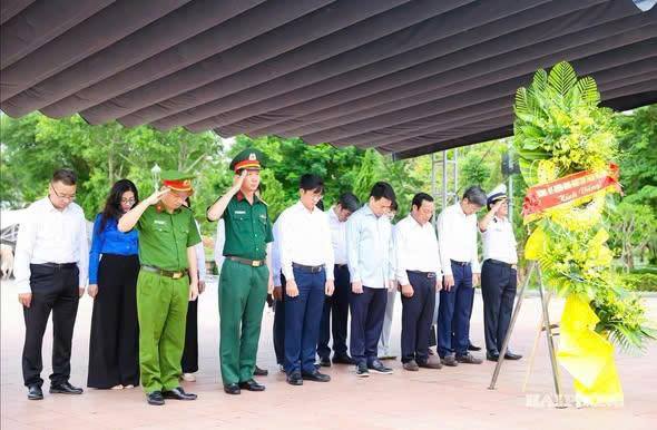 Nhân kỷ niệm 79 năm Ngày Thương binh - Liệt sĩ (27/7/1947-27/7/2026) Bí thư Thành ủy Hải Phòng Lê Ngọc Châu cùng đoàn công tác thành phố Hải Phòng đã đến dâng hương, dâng hoa tưởng niệm các anh hùng liệt sĩ tại Thành cổ Quảng Trị và Nghĩa trang liệt sĩ quốc gia Đường 9
