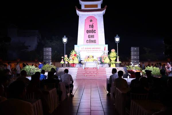 XÃ NGUYỄN LƯƠNG BẰNG TRANG TRỌNG TỔ CHỨC LỄ DÂNG HƯƠNG, THẮP NẾN TRI ÂN CÁC ANH HÙNG LIỆT SĨ NHÂN KỶ NIỆM 79 NĂM NGÀY THƯƠNG BINH - LIỆT SĨ (27/7/1947 - 27/7/2026)