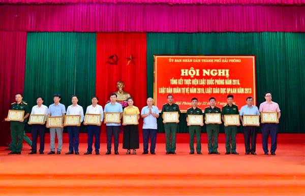 XÃ NGUYỄN LƯƠNG BẰNG VINH DỰ ĐƯỢC UBND THÀNH PHỐ KHEN THƯỞNG TRONG THỰC HIỆN CÁC LUẬT VỀ QUỐC PHÒNG