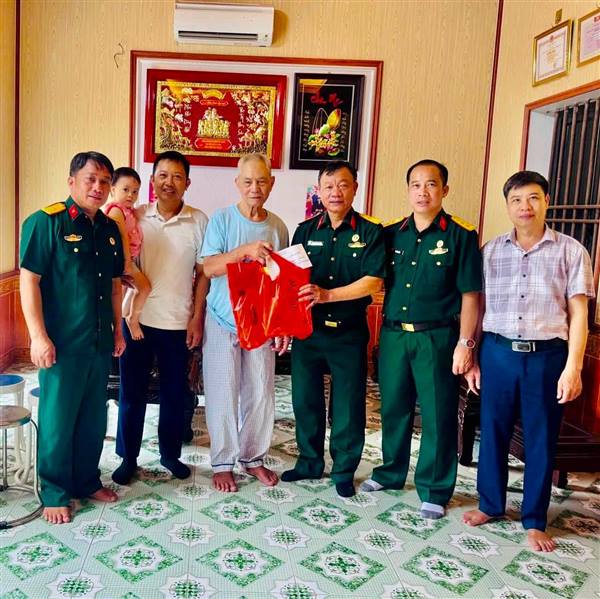 HỘI CỰU CHIẾN BINH, HỘI LIÊN HIỆP PHỤ NỮ, HỘI NÔNG DÂN VÀ ĐOÀN THANH NIÊN XÃ NGUYỄN LƯƠNG BẰNG THĂM, TẶNG QUÀ CÁC GIA ĐÌNH CHÍNH SÁCH  NHÂN DỊP KỶ NIỆM 79 NĂM NGÀY THƯƠNG BINH - LIỆT SĨ