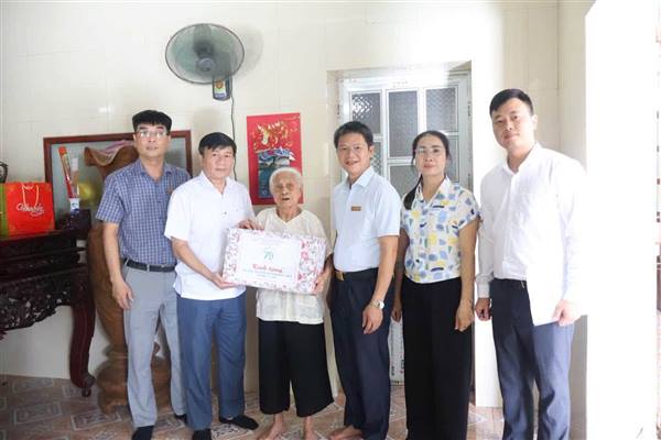 LÃNH ĐẠO XÃ NGUYỄN LƯƠNG BẰNG THĂM, TẶNG QUÀ GIA ĐÌNH CHÍNH SÁCH, NGƯỜI CÓ CÔNG VỚI CÁCH MẠNG NHÂN DỊP KỶ NIỆM 79 NĂM NGÀY THƯƠNG BINH - LIỆT SĨ