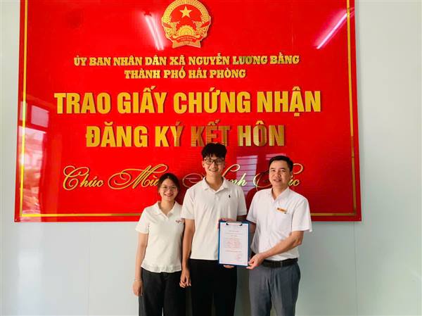 Niềm hạnh phúc của đôi bạn trẻ Tuyết – Toàn trong ngày nhận Giấy chứng nhận kết hôn và Thư chúc mừng của UBND xã Nguyễn Lương Bằng