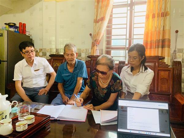 Hỗ trợ người yếu thế thực hiện thủ tục hành chính tại nhà – Lan tỏa tinh thần "Vì Nhân dân phục vụ"