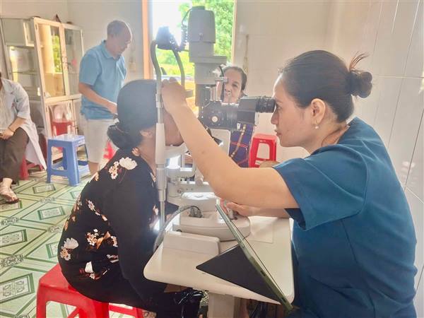 GẦN 1.000 NGƯỜI CAO TUỔI XÃ NGUYỄN LƯƠNG BẰNG ĐƯỢC KHÁM MẮT, TƯ VẤN VÀ TẶNG THUỐC MIỄN PHÍ