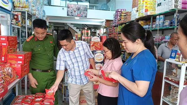 BAN CHỈ ĐẠO AN TOÀN THỰC PHẨM KIỂM TRA AN TOÀN THỰC PHẨM TRONG DỊP TẾT TRUNG THU TRÊN ĐỊA BÀN PHƯỜNG NGUYỄN TRÃI NĂM 2025.