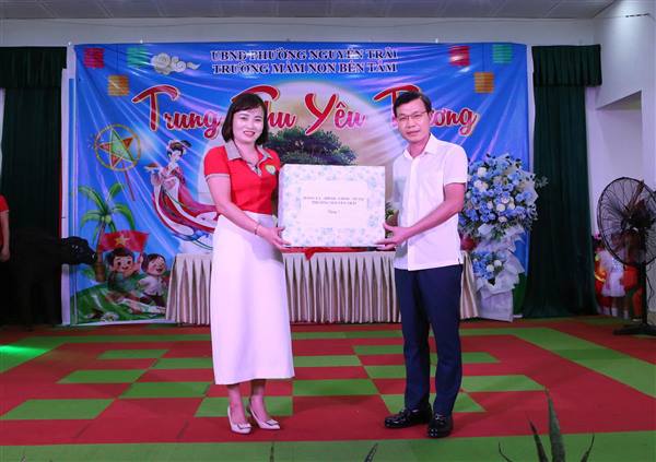 CÁC ĐỒNG CHÍ LÃNH ĐẠO PHƯỜNG NGUYỄN TRÃI THĂM, TẶNG QUÀ THIẾU NHI NHÂN DỊP TẾT TRUNG THU 2025