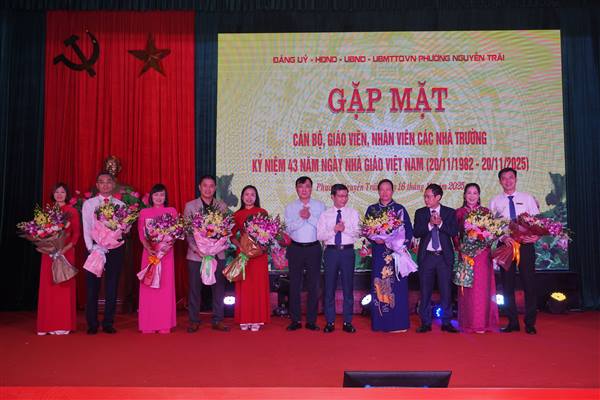 PHƯỜNG NGUYỄN TRÃI GẶP MẶT CÁN BỘ QUẢN LÝ, GIÁO VIÊN, NHÂN VIÊN CÁC NHÀ TRƯỜNG NHÂN KỶ NIỆM 43 NĂM NGÀY NHÀ GIÁO VIỆT NAM 20/11.